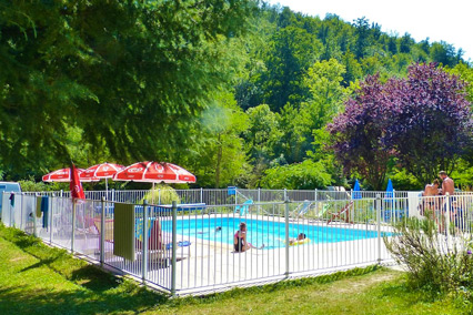 La piscine du terrain de camping Le Petit Pyrénéen en Ariège dans les Pyrénées