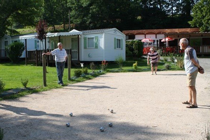 Joueurs de pétanque sur le boulodrome du terrain de camping Le Petit Pyrénéen