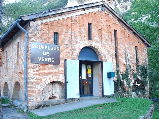 L'atelier de Kylian Pradier, souffleur de verre au Mas-d'Azil en Ariège dans les Pyrénées
