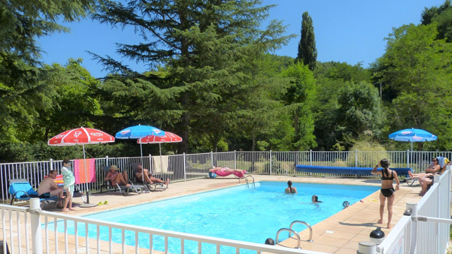 La piscine du terrain de camping 3 étoiles avec piscine Le Petit Pyrénéen en Ariège dans les Pyrénées
