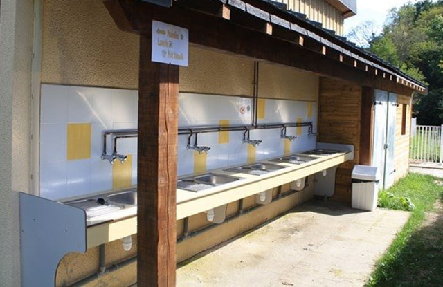 Les bacs à vaisselle du terrain de camping 3 étoiles avec piscine Le Petit Pyrénéen en Ariège dans les Pyrénées