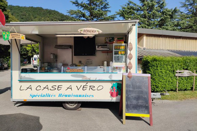 Food-truck au terrain de camping 3 étoiles avec piscine Le Petit Pyrénéen en Ariège dans les Pyrénées