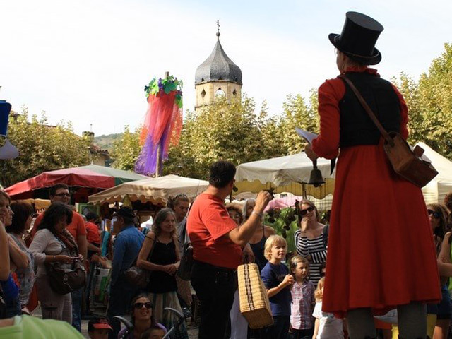 La grande Mounjetado à la fête du village au Mas-d'Azil en Ariège dans les Pyrénées