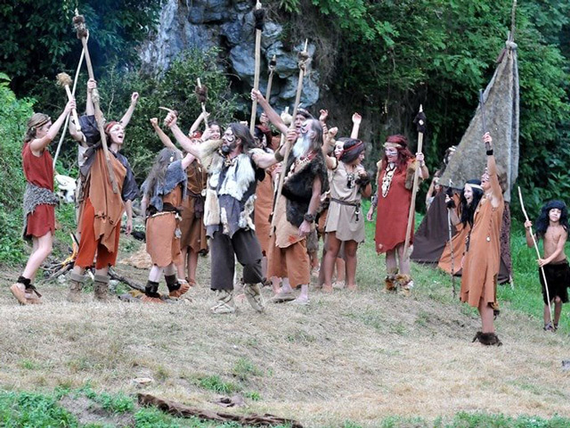 Spectacle de la Tribu de Magda au Mas-d'Azil en Ariège dans les Pyrénées