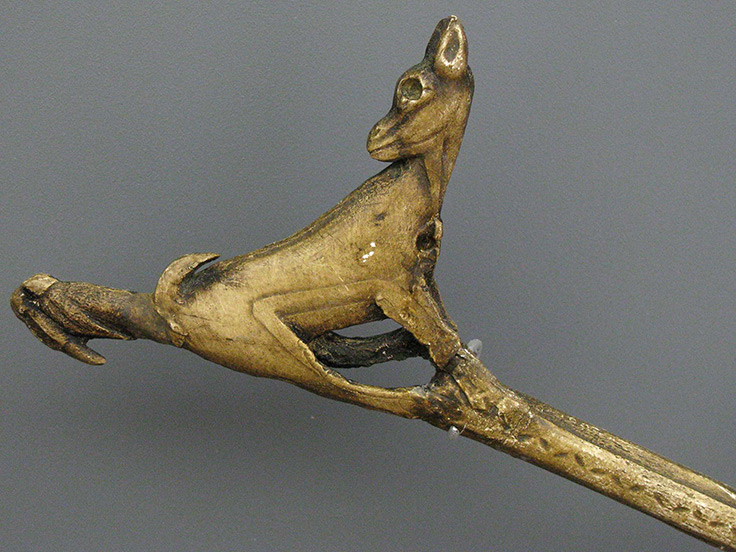 Le Faon des oiseaux: un propulseur préhistorique visible au musée de la préhistoire du Mas-d'Azil, proche du camping 3 étoiles avec piscine Le Petit Pyrénéen en Ariège, dans les Pyrénées