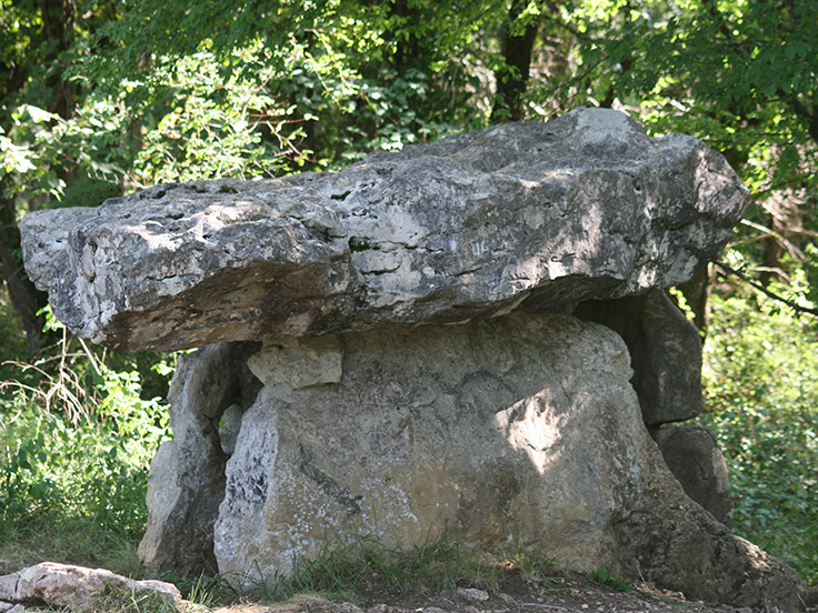 Un des 3 dolmens du Mas-d'Azil, proches du camping 3 étoiles avec piscine Le Petit Pyrénéen en Ariège, dans les Pyrénées
