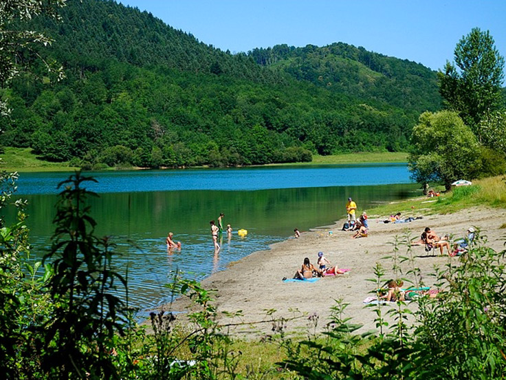 Le lac de Mondély, à proximité du camping 3 étoiles avec piscine Le Petit Pyrénéen en Ariège, dans les Pyrénées