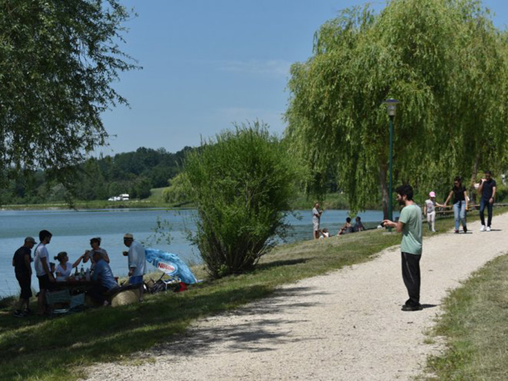 Le lac de Carla-Bayle, tout près du terrain de camping 3 étoiles avec piscine Le Petit Pyrénéen en Ariège, dans les Pyrénées