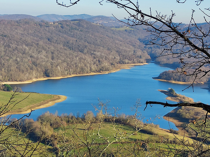 Le lac de Filheit, à côté du terrain de camping 3 étoiles avec piscine Le Petit Pyrénéen en Ariège, dans les Pyrénées