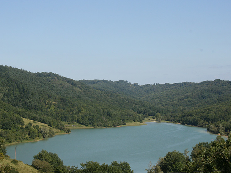Le lac de Mondély, à proximité du camping 3 étoiles avec piscine Le Petit Pyrénéen en Ariège, dans les Pyrénées
