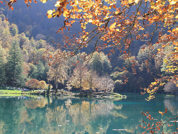 Lac de Bethmale, à quelques kilomètres du terrain de camping 3 étoiles avec piscine Le Petit Pyrénéen en Ariège, dans les Pyrénées