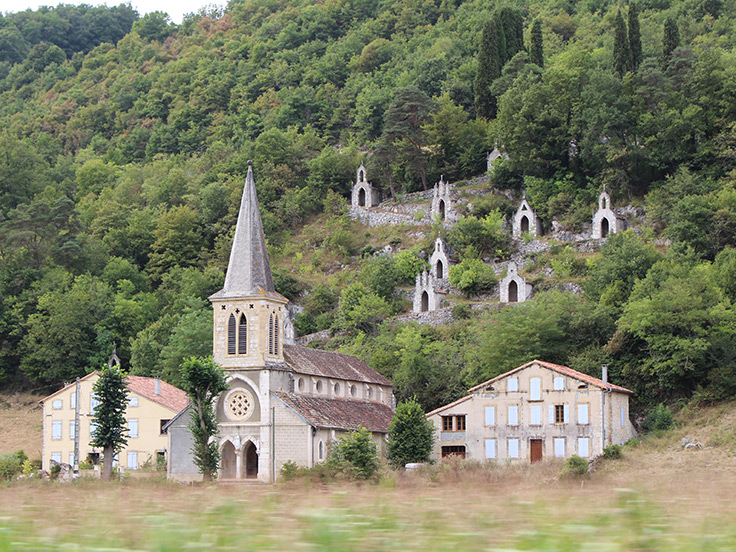 L'église de la Raynaude et son chemin de croix avec ses stations en chapelles, entre Saint-Girons et le Mas-d'Azil, proche du terrain de camping 3 étoiles avec piscine Le Petit Pyrénéen en Ariège, dans les Pyrénées