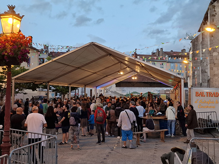 Le Bal Trad d'Autrefois le Couserans organisé dans le cadre des festivités de Saint-Girons, proche du terrain de camping 3 étoiles avec piscine Le Petit Pyrénéen en Ariège, dans les Pyrénées