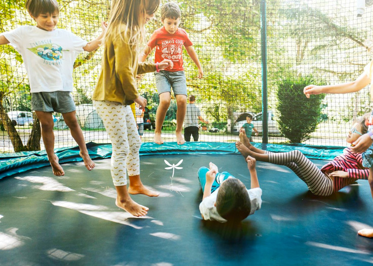 L'aire de jeux pour les enfants au camping 3 étoiles avec piscine Le Petit Pyrénéen en Ariège dans les Pyrénées