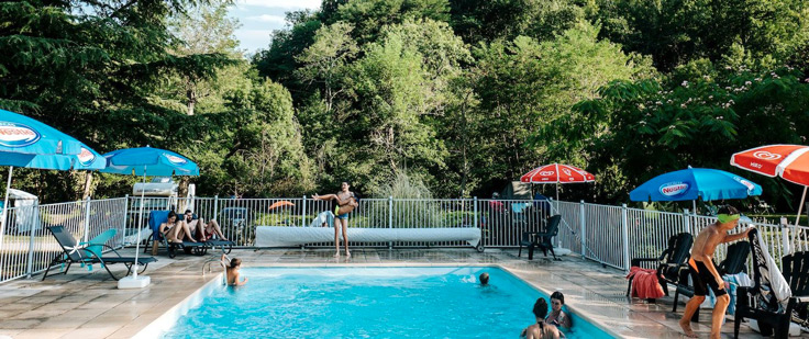 La piscine du terrain de camping 3 étoiles avec piscine Le Petit Pyrénéen en Ariège dans les Pyrénées
