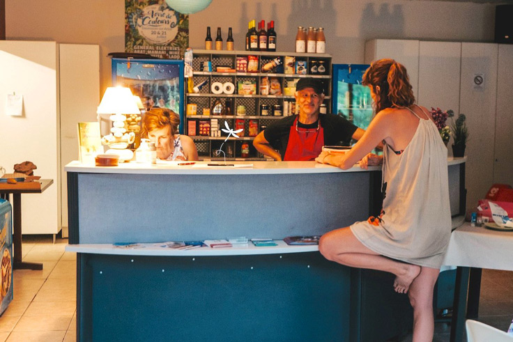 Le snack-bar du camping 3 étoiles avec piscine Le Petit Pyrénéen en Ariège dans les Pyrénées