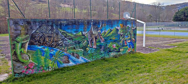 Fresque murale aux terrains de tennis du Mas d'Azil en Ariège dans les Pyrénées