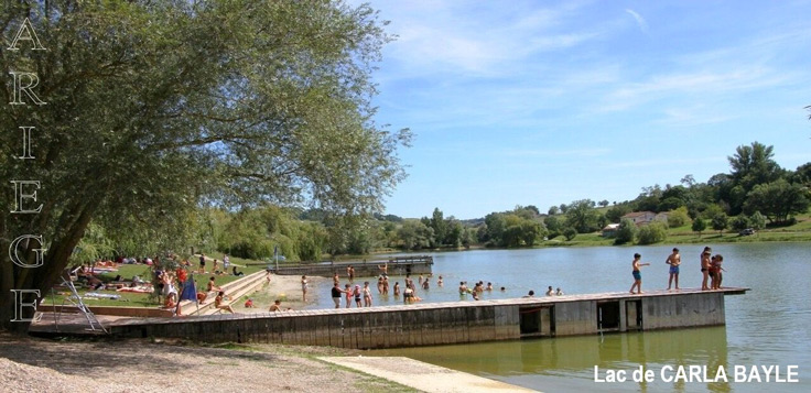 Le lac du Carla-Bayle, dans lequel on peut se baigner, est proche du camping 3 étoiles avec piscine Le Petit Pyrénéen en Ariège dans les Pyrénées