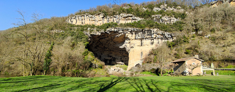 L'entrée de la grotte du Mas-d'Azil, à proximité du terrain de camping 3 étoiles avec piscine Le Petit Pyrénéen en Ariège dans les Pyrénées