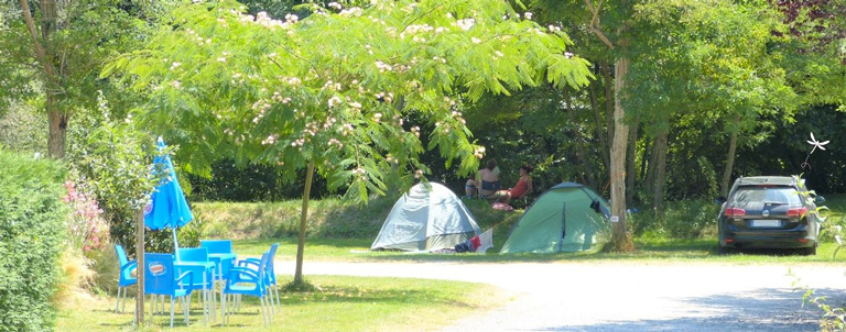 Des tentes plantées sur un emplacement nu en location pas cher au camping 3 étoiles avec piscine Le Petit Pyrénéen en Ariège dans les Pyrénées