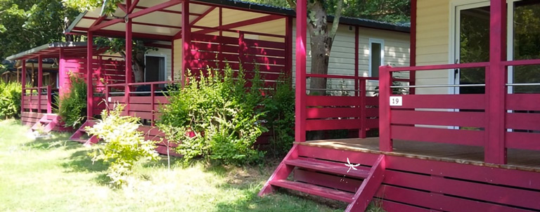 L'extérieur d'un chalet Nid Douillet en location pas cher au camping 3 étoiles avec piscine Le Petit Pyrénéen en Ariège dans les Pyrénées