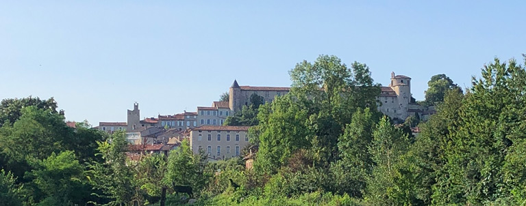 Vue sur le village de Saint-Lizier, à proximité du terrain de camping 3 étoiles avec piscine Le Petit Pyrénéen en Ariège dans les Pyrénées