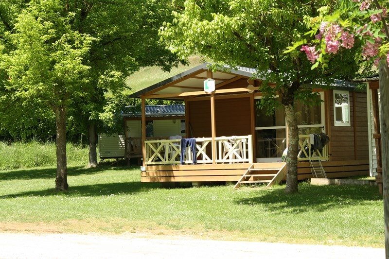 Chalet en location au terrain de camping 3 étoiles avec piscine Le Petit Pyrénéen en Ariège dans les Pyrénées